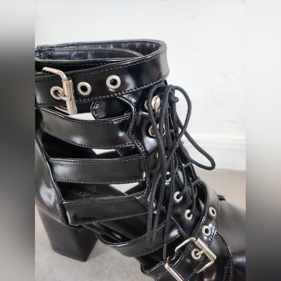 Boots - Picture 5 of 8